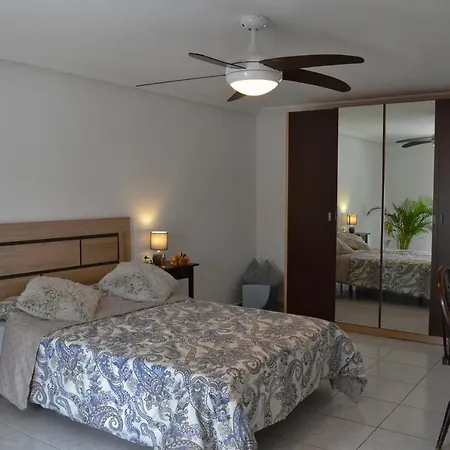 Townhouse With Shared Pool Hébergement de vacances Torrevieja