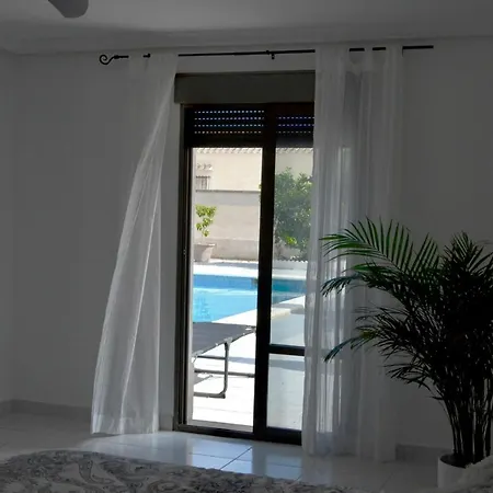 Elegant Townhouse With Shared Pool In Torrevieja Τορεβιέχα