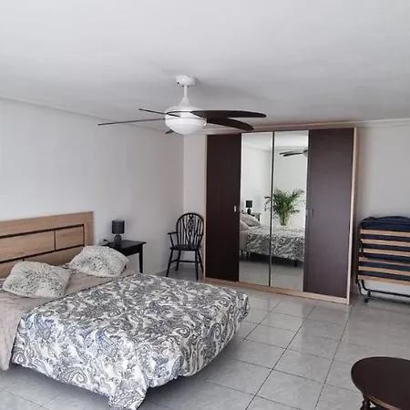 Hébergement de vacances Townhouse With Shared Pool