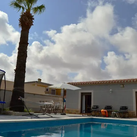 Hébergement de vacances Townhouse With Shared Pool