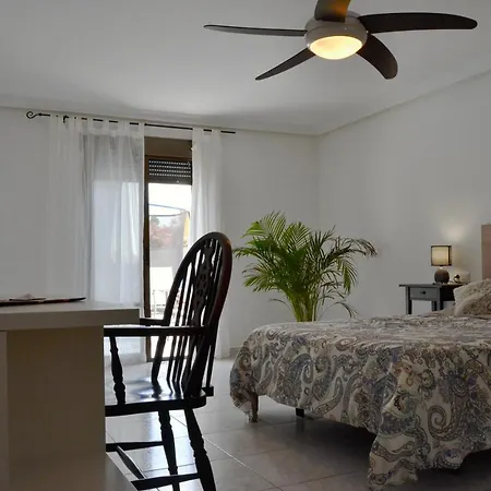 Hébergement de vacances Townhouse With Shared Pool *