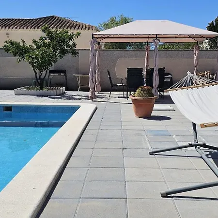 Hébergement de vacances Townhouse With Shared Pool