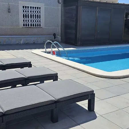Hébergement de vacances Townhouse With Shared Pool *