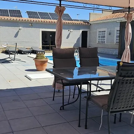 Hébergement de vacances Townhouse With Shared Pool