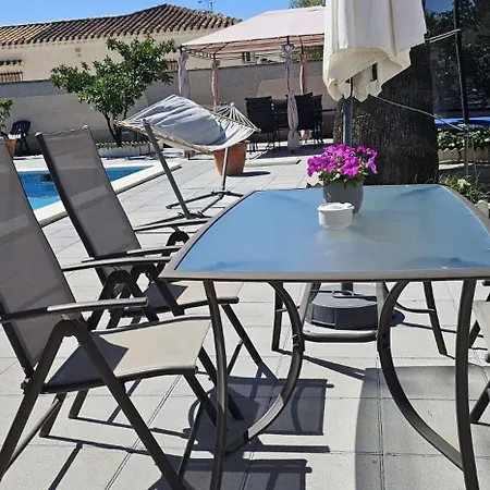 Elegant Townhouse With Shared Pool In Torrevieja Τορεβιέχα