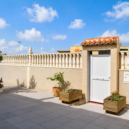 Hébergement de vacances Townhouse With Shared Pool Torrevieja