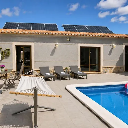 Hébergement de vacances Townhouse With Shared Pool