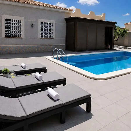 Townhouse With Shared Pool Hébergement de vacances *
