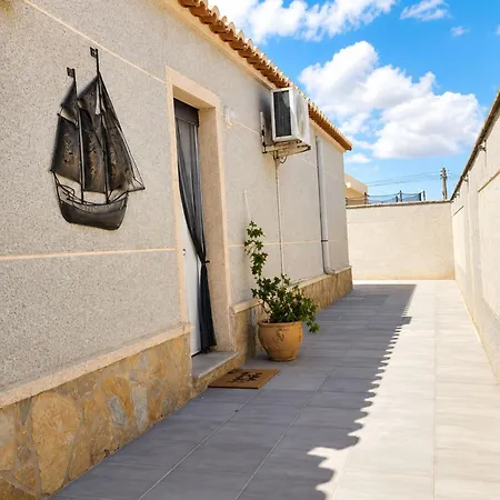 Hébergement de vacances Townhouse With Shared Pool Torrevieja