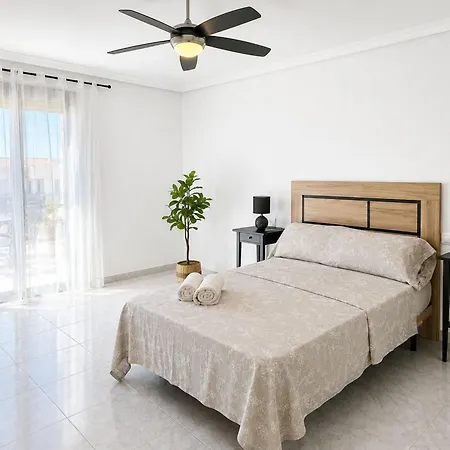 Townhouse With Shared Pool Hébergement de vacances *