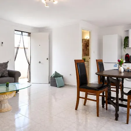 Hébergement de vacances Townhouse With Shared Pool *