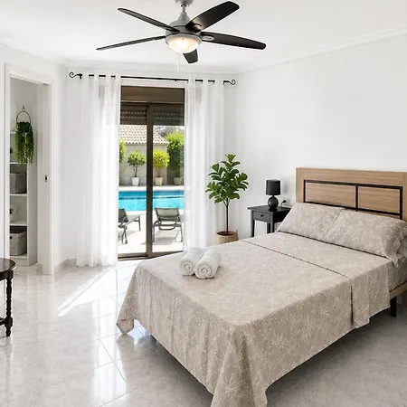 Townhouse With Shared Pool Hébergement de vacances Torrevieja