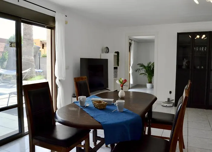 Townhouse With Shared Pool *